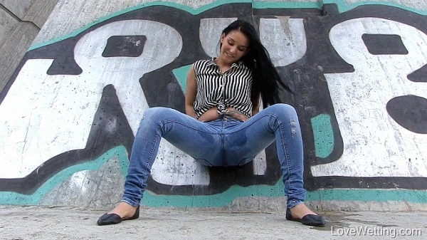 Wet Bum in Video - Lucia Denville 2023 [Pissing And Fucking, Toilet Urine | HD] (Mp4/1000 MB)