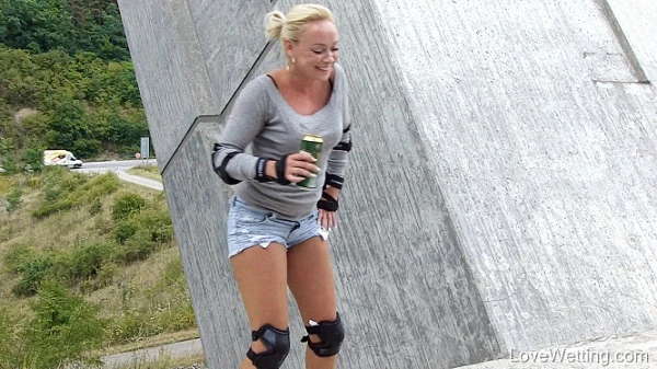 Wet Wrestling in Video - Naomi 2023 [Degustation Pissing, Extreme Pee | HD] (Mp4/1000 MB)