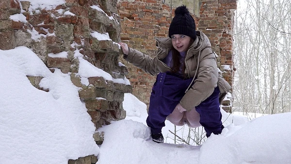 Snow Squatting in Video - Pissing 2023 [Masturbate, Indoor | HD] (Mp4/1000 MB)