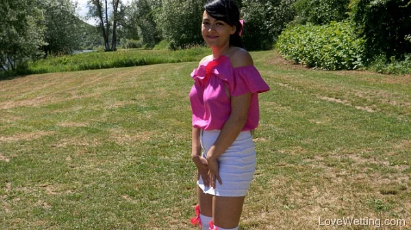 Emily Hamilton in Video - Pissing 2023 [Stretching, Outdoors | HD] (Mp4/1000 MB)