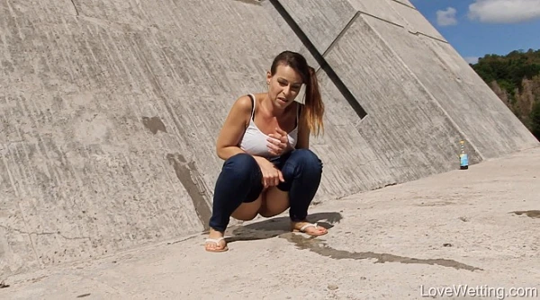 Carrying A Friend in Video - Pissing Extreme 2 2023 [Golden Rain, Cfnm | HD] (Mp4/1000 MB)