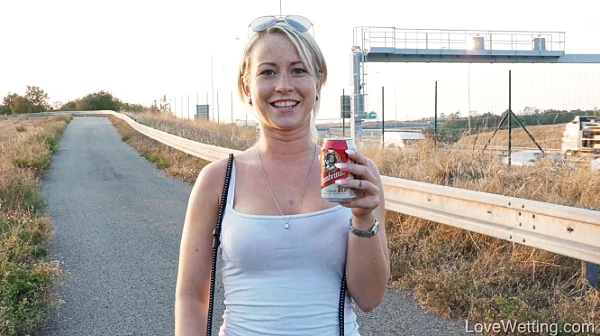 Drink Beer Pee in Video - Lickylex 2023 [Рeeing, Peeing Lesbians | HD] (Mp4/1000 MB)