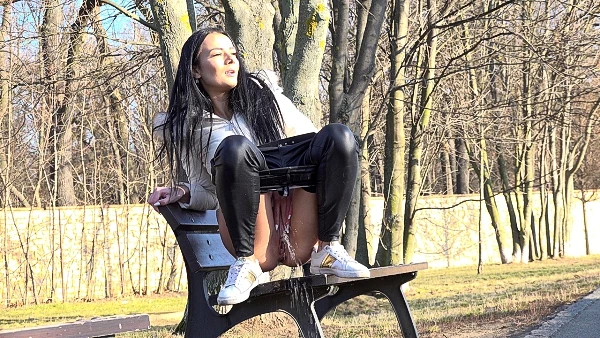 Public Park Pee 2023 [Cum, Pornstar | HD] (Mp4/1000 MB)