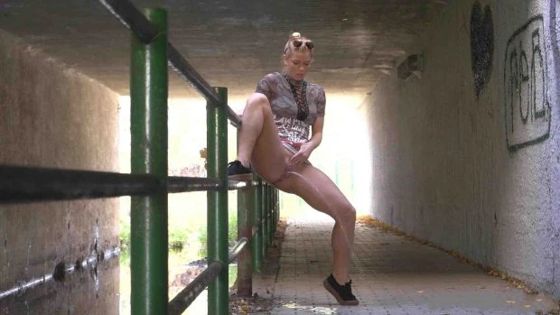 Chrissy Fox in Video - Pissing Scene 2 2023 [Pussy Play, Urin Drink | HD] (Mp4/1000 MB)