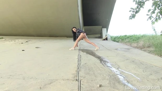 Daphne in Video - Pissing Scene 2023 [Degustation Pissing, Extreme Pee | HD] (Mp4/1000 MB)