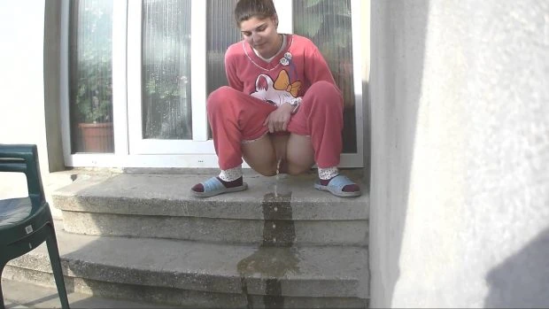 Amateur Girl Maya Peeing At Home 2023 [Drink Urine, Fuck Machine | HD] (Mp4/1000 MB)