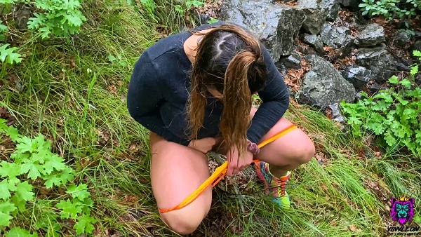 Yiny Pees In The Wood 2023 [Pee Fetish, Gag | HD] (Mp4/1000 MB)