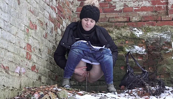 Closeup In Snow 2023 [Piss Swapping, Wetting | HD] (Mp4/1000 MB)