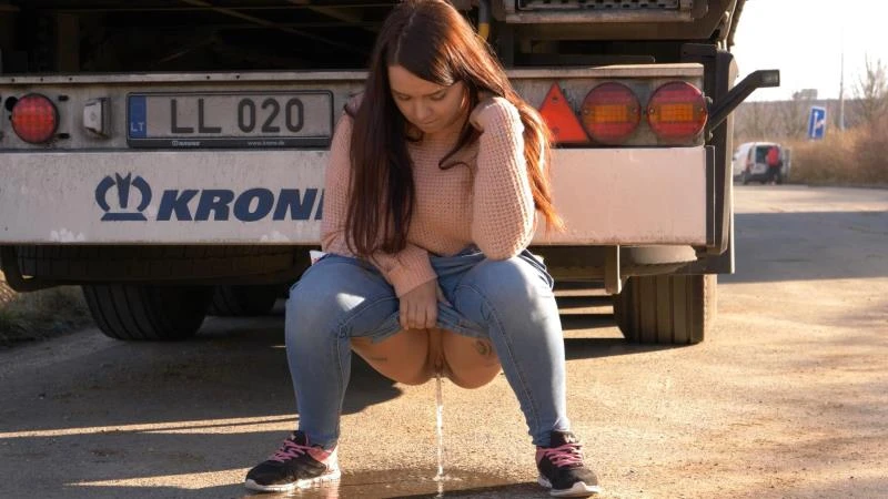 Mia Ross in Video - Peeing 2023 [Enema, Public Pissing | HD] (Mp4/1000 MB)