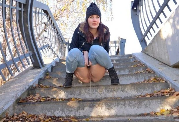 Elena Vega in Video - Pissing Scene 5 2023 [Piercing, Sweet Urine | HD] (Mp4/1000 MB)