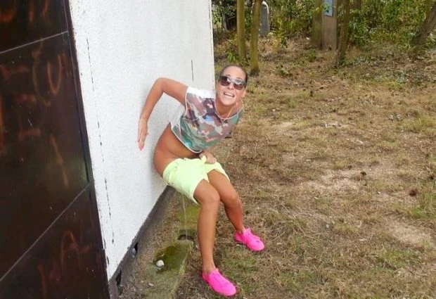 Vanda in Video - Pervert Tries To Catch A Glimpse Of A Peeing Girl 2023 [Public, Full Nude | HD] (Mp4/1000 MB)