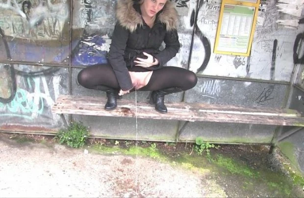 Lara in Video - Risky Public Piss At The Bus Stop 2023 [Squirt, Ginger Hair | HD] (Mp4/1000 MB)