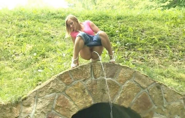 Bibi in Video - Pissing Scene 11 2023 [Selfpee, Gaping Pussy | HD] (Mp4/1000 MB)