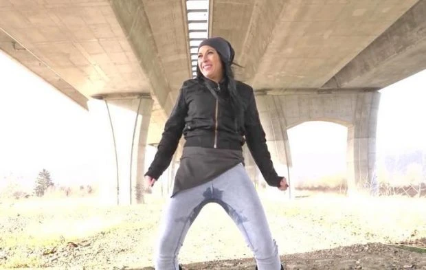 Vanda in Video - Peeing Into Jeans 2023 [Stretching, Outdoors | HD] (Mp4/1000 MB)
