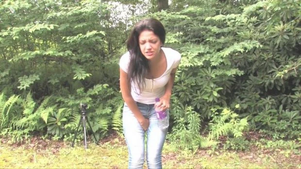 Jasmine in Video - Desperate And Soaks Her Jeans 2023 [Amateur, Hidden Cam | HD] (Mp4/1000 MB)