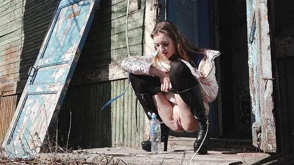 Pissing Games 2023 [Golden Rain, Cfnm | HD] (Mp4/1000 MB)