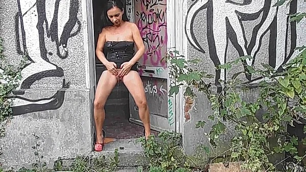 Miley in Video - Piss Am Abbruchhaus Mel 2023 [Pissing In Mouth, Lesbian Sex | HD] (Mp4/1000 MB)