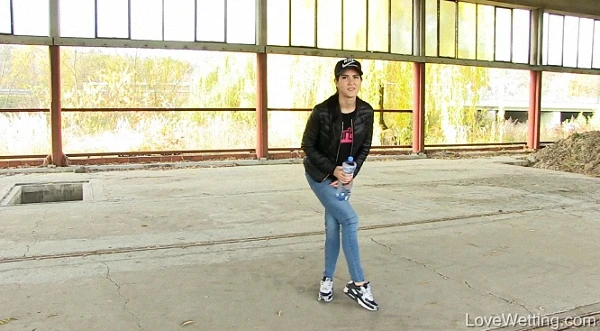 Wet Dancing in Video - Dee 2023 [Hairy Pussy, Cum Cleaning | HD] (Mp4/1000 MB)