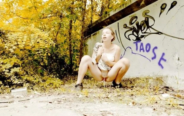 Marianne in Video - Pissing Scene 2023 [Public, Full Nude | HD] (MPEG-4/182 MB)