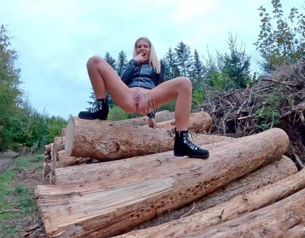 Claudia in Video - Pissing Scene 12 2023 [Amateur, Hidden Cam | HD] (MPEG-4/486 MB)