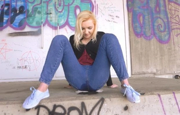 Tina Gold in Video - Lake 2023 [Shaved Pussy, Spycam | HD] (MPEG-4/384 MB)