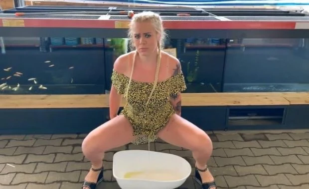 Girl Piss In The Pet Shop 2023 [Toilet, Piss Swllowing | FullHD] (MPEG-4/229 MB)