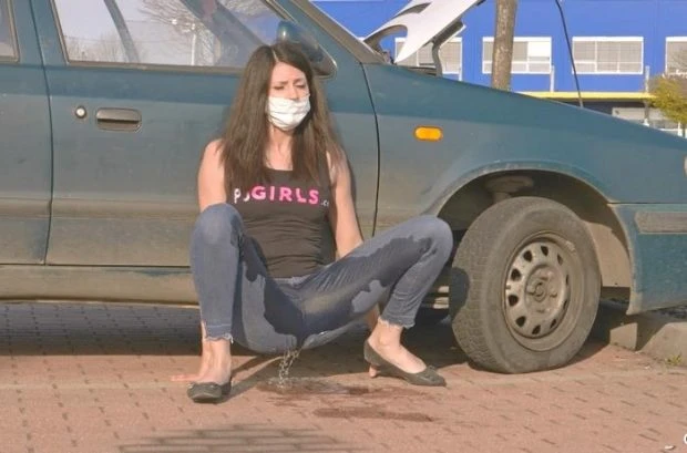 Tiny Tina in Video - An Old Wreck 2023 [Wc Voyeur Include Poo, Solo | HD] (MPEG-4/403 MB)