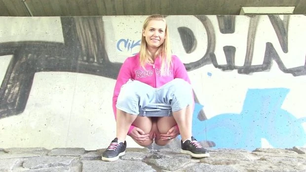 Violeta in Video - Pissing Scene 4 2023 [Pee Fetish, Gag | FullHD] (MPEG-4/108 MB)