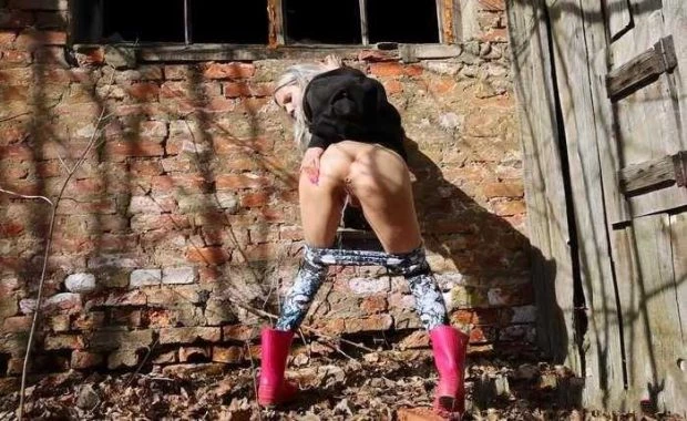 Pink Boots Babe Rear Piss 2025 [Fully Clothed Pissin, Gyno | FullHD] (MPEG-4/130 MB)