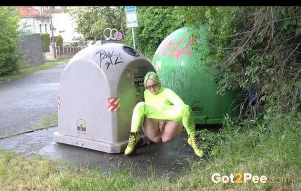 Barbara Bieber in Video - Neon piss! 2025 [High Class, Shaved | FullHD] (MPEG-4/103 MB)