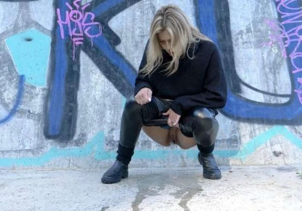 Klarisa Leone in Video - Pissing scene 3 2025 [Incest, Lesbian Porn | UltraHD/4K] (MPEG-4/237 MB)