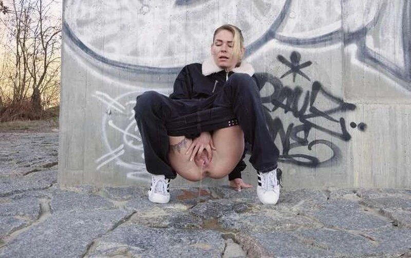 Claudia in Video - Pissing scene 53 2026 [Spit In Mouth, Denim | UltraHD/4K] (MPEG-4/381 MB)