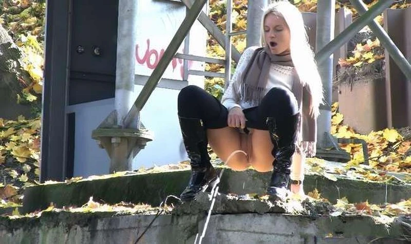 Cute blonde sparkles off her piss at sunlight 2026 [Submissive, Peeing | UltraHD/4K] (MPEG-4/396 MB)