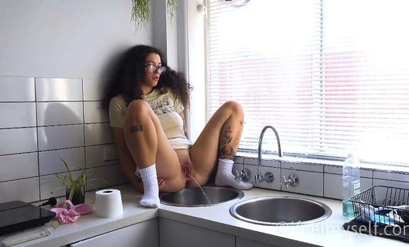 Mina_B in Video - Quick Relief 0353. Ifeelmyself 2026 [Piss Spitting, Pissing In Mouth | UltraHD/4K] (MPEG-4/268 MB)