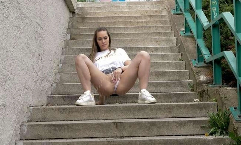 Naomi Bennet in Video - Pissing scene 25 2026 [High Class, Shaved | UltraHD/4K] (MPEG-4/114 MB)