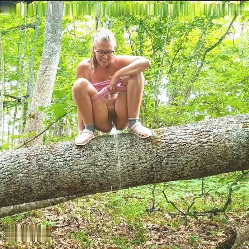 TheaRemmel in Video - I pee from a tree in the forest – Outdoor 2026 [Spit In Mouth, Denim | SD] (MPEG-4/42.6 MB)