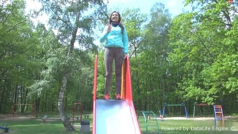 Teeny-Winnie18 in Video - Public Pissing On The Playground 2026 [Piss Play, Golden Shower Anal | FullHD] (MPEG-4/364 MB)