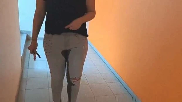 Laura05 in Video - Pissing while getting mail 2026 [Stretching, Outdoors | FullHD] (MPEG-4/29.3 MB)